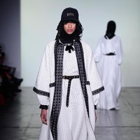 Desainer Vivi Zubedi menghadirkan koleksi terbarunya yang mengangkat kain sasirangan dan tenun pagatan khas Kalimantan Tengah di New York Fashion Week, Industria Studio, New York City, Minggu (11/2/2018). ((Photo by Fernanda Calfat/Getty Images)