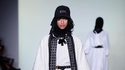 Foto: 25 Koleksi Busana Muslim Vivi Zubedi di New York Fashion Week 2018