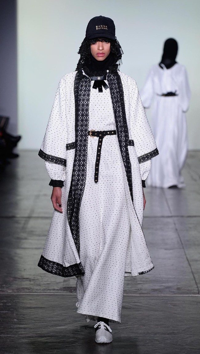 Desainer Vivi Zubedi menghadirkan koleksi terbarunya yang mengangkat kain sasirangan dan tenun pagatan khas Kalimantan Tengah di New York Fashion Week, Industria Studio, New York City, Minggu (11/2/2018). ((Photo by Fernanda Calfat/Getty Images)