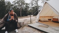Foto yang satu ini memperlihatkan pose santai Daniel di depan sebuah tenda. Berselimut tebal, ia asyik menyeruput minuman hangatnya. Foto: Instagram @vjdaniel