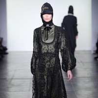 Desainer Vivi Zubedi menghadirkan koleksi terbarunya yang mengangkat kain sasirangan dan tenun pagatan khas Kalimantan Tengah di New York Fashion Week, Industria Studio, New York City, Minggu (11/2/2018). ((Photo by Fernanda Calfat/Getty Images)