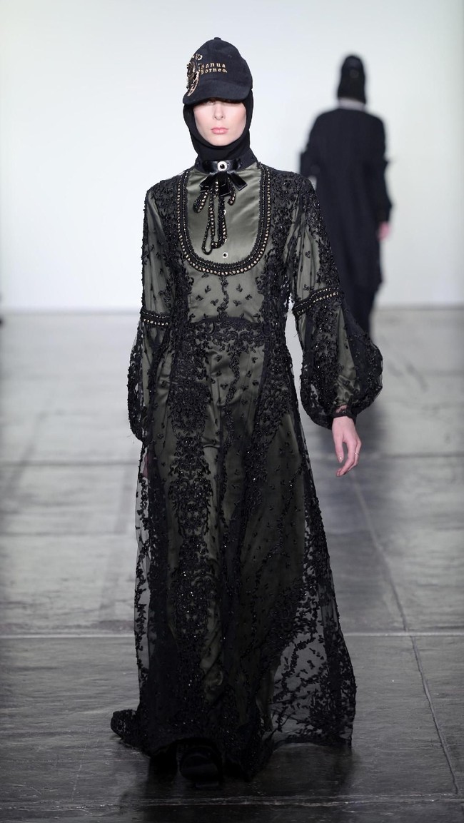 Desainer Vivi Zubedi menghadirkan koleksi terbarunya yang mengangkat kain sasirangan dan tenun pagatan khas Kalimantan Tengah di New York Fashion Week, Industria Studio, New York City, Minggu (11/2/2018). ((Photo by Fernanda Calfat/Getty Images)