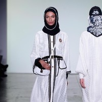 Desainer Vivi Zubedi menghadirkan koleksi terbarunya yang mengangkat kain sasirangan dan tenun pagatan khas Kalimantan Tengah di New York Fashion Week, Industria Studio, New York City, Minggu (11/2/2018). ((Photo by Fernanda Calfat/Getty Images)