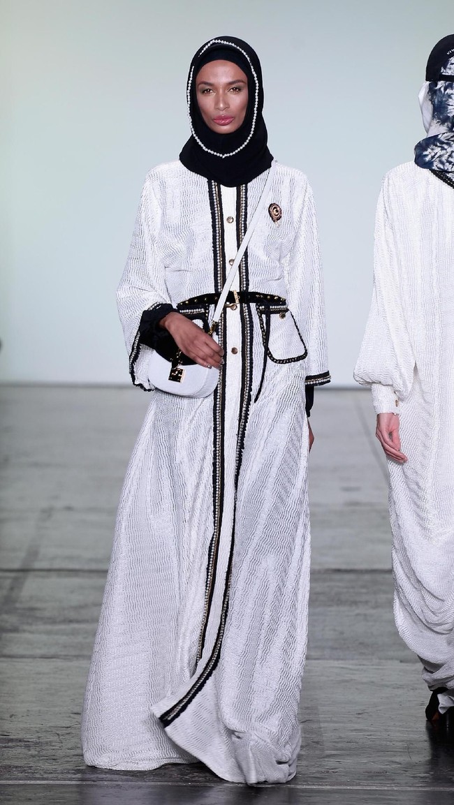 Desainer Vivi Zubedi menghadirkan koleksi terbarunya yang mengangkat kain sasirangan dan tenun pagatan khas Kalimantan Tengah di New York Fashion Week, Industria Studio, New York City, Minggu (11/2/2018). ((Photo by Fernanda Calfat/Getty Images)