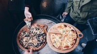 Pizza time! Di depan Daniel sudah ada dua loyang pizza yang siap disantap. Duh lelehan kejunya bikin enggak kuat menahan diet. Foto: Instagram @vjdaniel