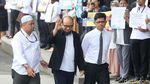 Foto: Tiba di Gedung KPK, Novel Lambaikan Tangan