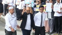 Novel tampak didampingi pimpinan KPK Laode M Syarif.