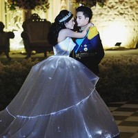 Sesuai tema pesta, Niko dan Rachel pun tampil seperti pangeran dan putri raja. Pada hari pernikahannya, selebgram dengan followers lebih dari 1,8 juta itu mengenakan gaun pengantin megah yang bisa menyala dalam gelap. Gaun glow in the dark yang dikenakan Rachel merupakan rancangan Yogie Pratama. Foto: Instagram