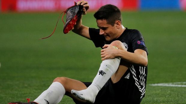 Herrera hendak membanting sepatu lantaran kecewa karena cedera dalam pertandingan melawan Sevilla.