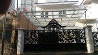Pagar rumah OSO tampak kokoh. Dari luar, rumah ini terlihat hanya memiliki dua lantai. Foto: Rumah OSO. (Samsudhuha Wildansyah/detikcom).