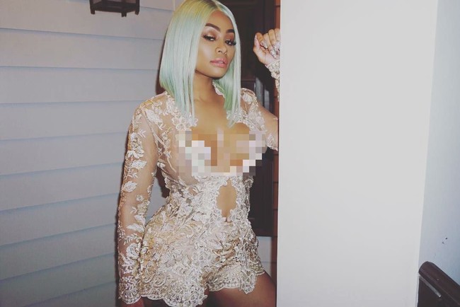 Blac Chyna dan Kim Kardashian memang selalu dikait-kaitkan. Lantaran, Chyna merupakan mantan kekasih adik Kim Kardashian, Rob Kardashian. Namun hubungan mereka kurang direstui oleh keluarga Kardashian.  Foto: Instagram