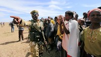 Ranger bersenjata lengkap mengamankan proses pemindahan/Foto: REUTERS/Thomas Mukoya
