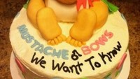 Tema kue yang satu ini terbilang unik. Karena terdapat topping dengan bentuk pantat bayi dengan pilihan kumis atau pita. Kumis melambangkan anak laki-laki sedangkan pita melambangkan anak perempuan. Foto: Istimewa