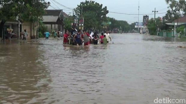 Jalur Pantura Pasuruan Lumpuh/