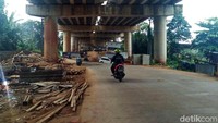 Lalu, dari Jalan Bango Raya sampai Jalan Andara tol ini sudah tersambung utuh. Bahkan, masyarakat menggunakan jalan di bawah lajur tol untuk aktivitas. Jalan di bawah tol ini sudah berbeton dan cukup halus.