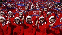 Mereka mengibarkan bendera Korea Utara. REUTERS/Kai Pfaffenbach.
