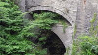 Jembatan paling atas dibangun 1902, jembatan batu di tengah tahun 1753. Jembatan paling bawah sekitar tahun 1075 hingga 1200 dan konon dibangun oleh iblis (Thinkstock)