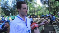 Gary dan Jokowi meninjau Situ Cisanti yang merupakan hulu Citarum. Namun awak media tidak diperkenankan masuk lokasi. Kapendam III Siliwangi Kolonel Desi Arianto menjelaskan saat di lokasi Situ Cisanti itu Gary membuat vlog. Dia (Gary) ngobrol sama Pak Jokowi. Ngambil gambar (video) sama wawancara Pak Jokowi, kata Desi via telepon.