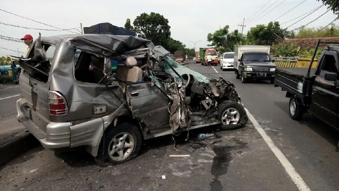 Ban Pecah, Minibus Tertabrak Truk Trailer