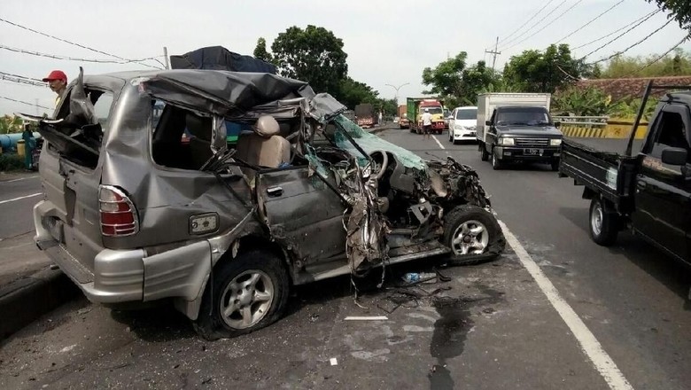 Ban Pecah, Minibus Tertabrak Truk Trailer Ban Pecah, Minibus Tertabrak Truk Trailer