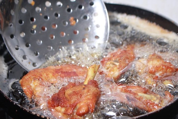 gorengan Close up image of cooking chicken in deep fry
