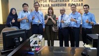 Tidak hanya konsultasi, Chika juga menyempatkan foto bersama dengan Kepala KPP Bandung Cicadas Ismujiharjo, dan melakukan swafoto alias selfie bersama pegawai KPP Pratama Bandung Cicadas. IG Chika Jessica/Istimewa.