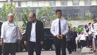 Novel mengenakan kaos warna putih dipadu jaket hitam dan topi berwarna senada. Dia juga membawa sebuah tas ransel. Raut wajah Novel begitu semringah saat tiba.