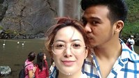 Intip lagi kemesraan Roby Geisha dan Cinta Ratu saat jalan-jalan. Foto: Dok. Instagram/cinta_ratu_nansya