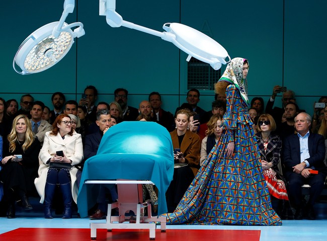  Untuk mempresentasikan koleksi teranyar Autumn/Winter 2018, Rabu (21/2/2018), Alessandro menyulap landasan peraganya (catwalk) menjadi sebuah ruang bedah, lengkap dengan meja dan lampu operasinya. (Foto: REUTERS/Tony Gentile)