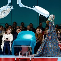  Untuk mempresentasikan koleksi teranyar Autumn/Winter 2018, Rabu (21/2/2018), Alessandro menyulap landasan peraganya (catwalk) menjadi sebuah ruang bedah, lengkap dengan meja dan lampu operasinya. (Foto: REUTERS/Tony Gentile)