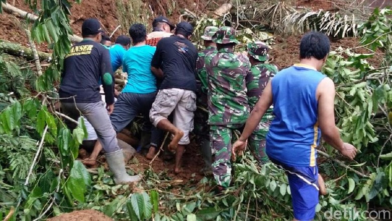 Cuaca Buruk, Pencarian Korban Longsor di Brebes Dihentikan Cuaca Buruk, Pencarian Korban Longsor di Brebes Dihentikan