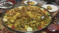 Kalau penasaran dengan menu buka puasa Sandiaga, pria 48 tahun ini ternyata memilih nasi mandhi. Wah, porsinya besar dengan limpahan ayam yang menggoda selera! Foto: Instagram sandiuno