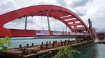 Bentang Pertama Jembatan Holtekamp Akhirnya Terpasang