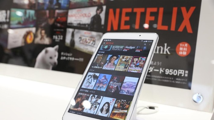 TOKYO, JAPAN - SEPTEMBER 02:   A smart phone sits on display during the launch event for Netflix service in Japan at SoftBank Ginza store on September 2, 2015 in Tokyo, Japan. Netflix Inc. partnered with Japans SoftBank Group Corp. for the Japan launch of its video-streaming service on September 2, 2015.  (Photo by Ken Ishii/Getty Images)