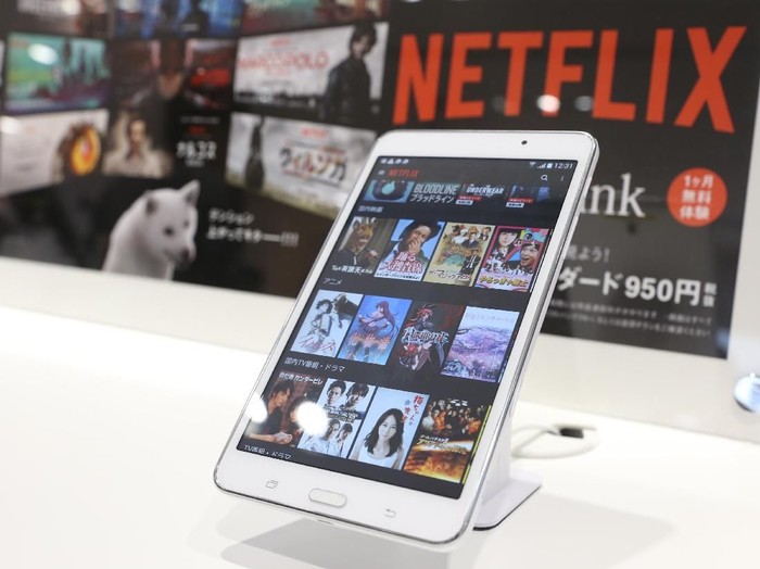 Prediksi Teknologi dan Sains di Masa Depan yang Terbukti Tepat TOKYO, JAPAN - SEPTEMBER 02: A smart phone sits on display during the launch event for Netflix service in Japan at SoftBank Ginza store on September 2, 2015 in Tokyo, Japan. Netflix Inc. partnered with Japans SoftBank Group Corp. for the Japan launch of its video-streaming service on September 2, 2015. (Photo by Ken Ishii/Getty Images)