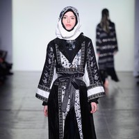 Desainer Vivi Zubedi menghadirkan koleksi terbarunya yang mengangkat kain sasirangan dan tenun pagatan khas Kalimantan Tengah di New York Fashion Week, Industria Studio, New York City, Minggu (11/2/2018). ((Photo by Fernanda Calfat/Getty Images)