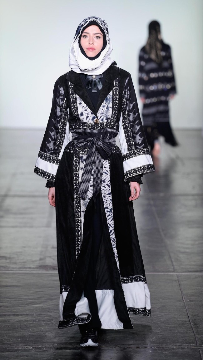 Desainer Vivi Zubedi menghadirkan koleksi terbarunya yang mengangkat kain sasirangan dan tenun pagatan khas Kalimantan Tengah di New York Fashion Week, Industria Studio, New York City, Minggu (11/2/2018). ((Photo by Fernanda Calfat/Getty Images)