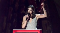 Di ajang penghargaan tersebut, Dua Lipa tidak hanya naik panggung untuk bernyanyi, tapi juga mengambil piala. Foto: Getty Images