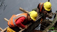 Pengerjaan tanggul tersebut terus dikebut.