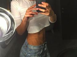 OnePlus Gaet Model Super Seksi Emily Ratajkowski