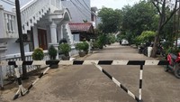 Foto: Ada terpasang palang kayu berwarna hitam putih di sekitar 20 meter menuju kediaman Novel. Petugas Pamdal KPK mengatakan palang itu dipasang untuk penjagaan jelang kedatangan Novel Baswedan. Fotografer: Indra Komara/detikcom