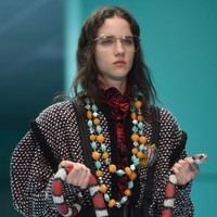  Selain kepala manusia, ular juga menjadi aksesori yang menenami penampilan para model. (Foto: AFP PHOTO / Filippo MONTEFORTE)