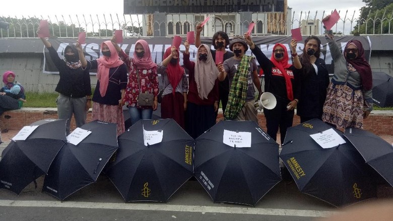 Aksi Kartu Merah untuk Pemerintah dan DPR Tolak UU MD3 Aksi Kartu Merah untuk Pemerintah dan DPR Tolak UU MD3