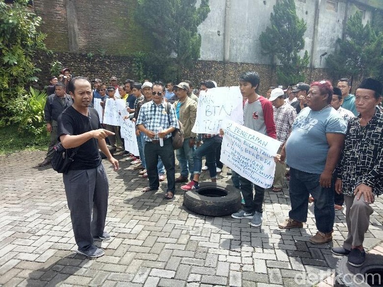 Halangi Eksekusi Rumah, Anggota Dewan di Banyuwangi Kerahkan Massa Halangi Eksekusi Rumah, Anggota Dewan di Banyuwangi Kerahkan Massa