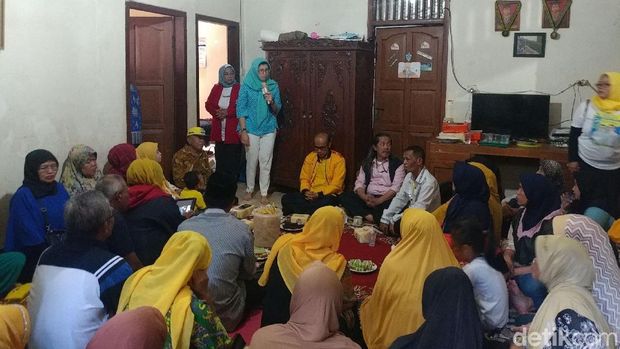 Melihat Kegesitan Nurul Arifin Naik Turun Tangga Blusukan di Dago
