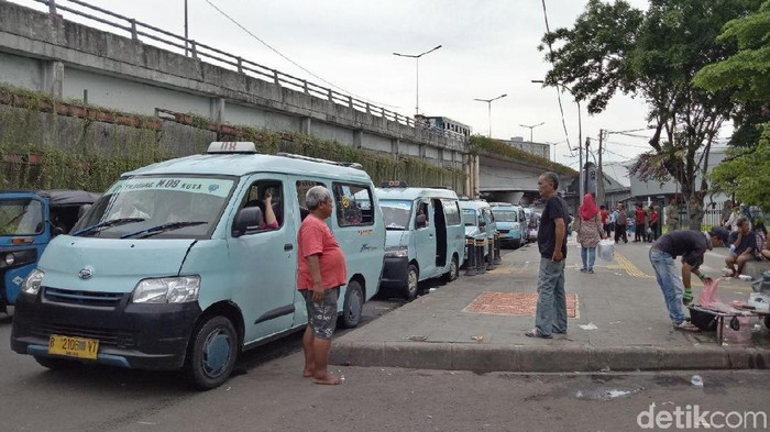 Sopir angkot Tanah Abang bersiap bertolak ke Balai Kota siang ini.