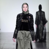 Desainer Vivi Zubedi menghadirkan koleksi terbarunya yang mengangkat kain sasirangan dan tenun pagatan khas Kalimantan Tengah di New York Fashion Week, Industria Studio, New York City, Minggu (11/2/2018). ((Photo by Fernanda Calfat/Getty Images)