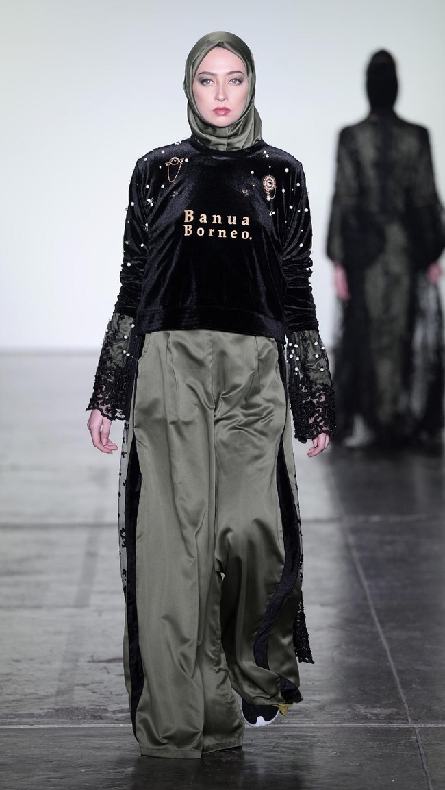 Desainer Vivi Zubedi menghadirkan koleksi terbarunya yang mengangkat kain sasirangan dan tenun pagatan khas Kalimantan Tengah di New York Fashion Week, Industria Studio, New York City, Minggu (11/2/2018). ((Photo by Fernanda Calfat/Getty Images)