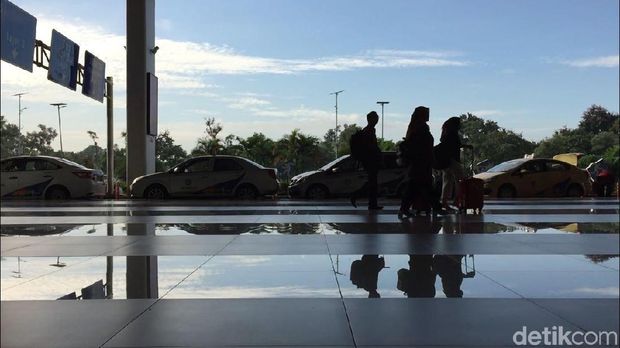 Tidak ada aktivitas yang mencolok di Terminal 3 kedatangan internasional menjelang kedatangan Novel. 