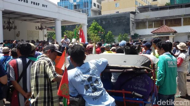 Aksi demo penarik becak motor di Yogyakarta. 